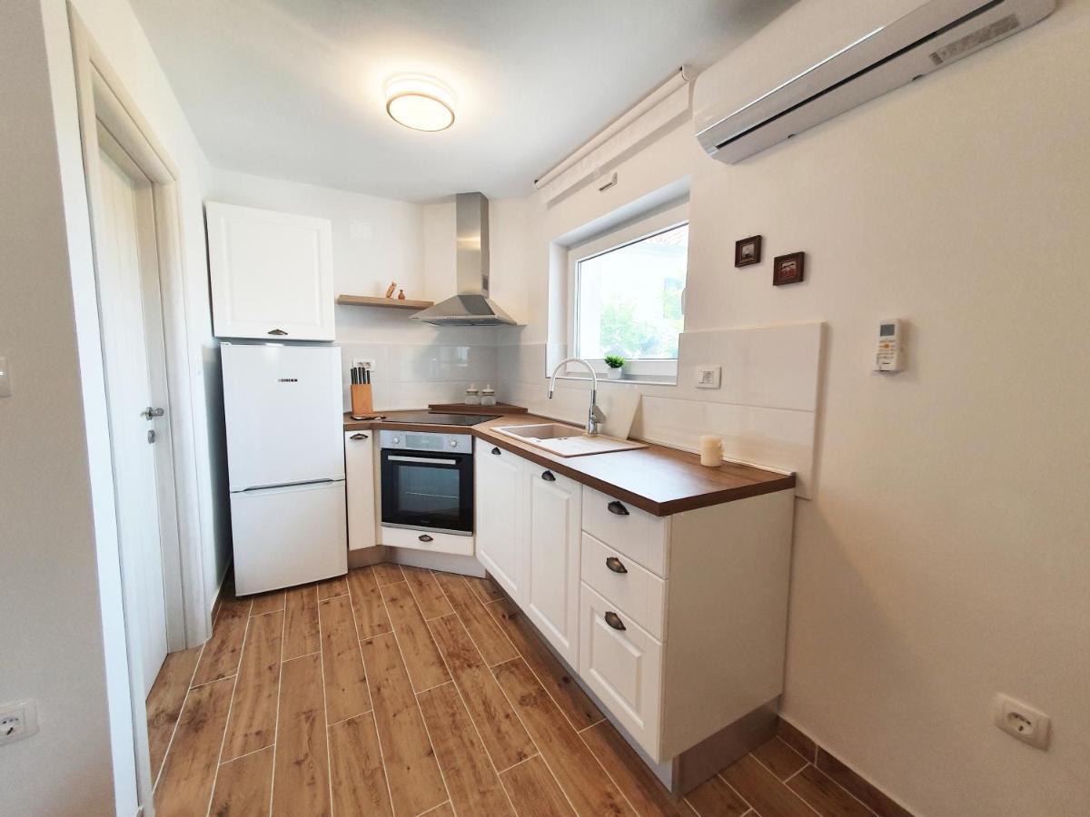 Apartmani Daniela Murter Eksteriør billede