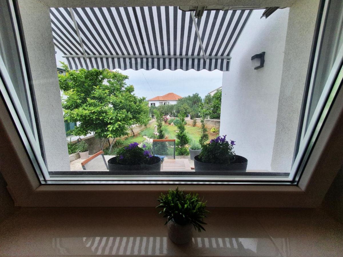 Apartmani Daniela Murter Eksteriør billede