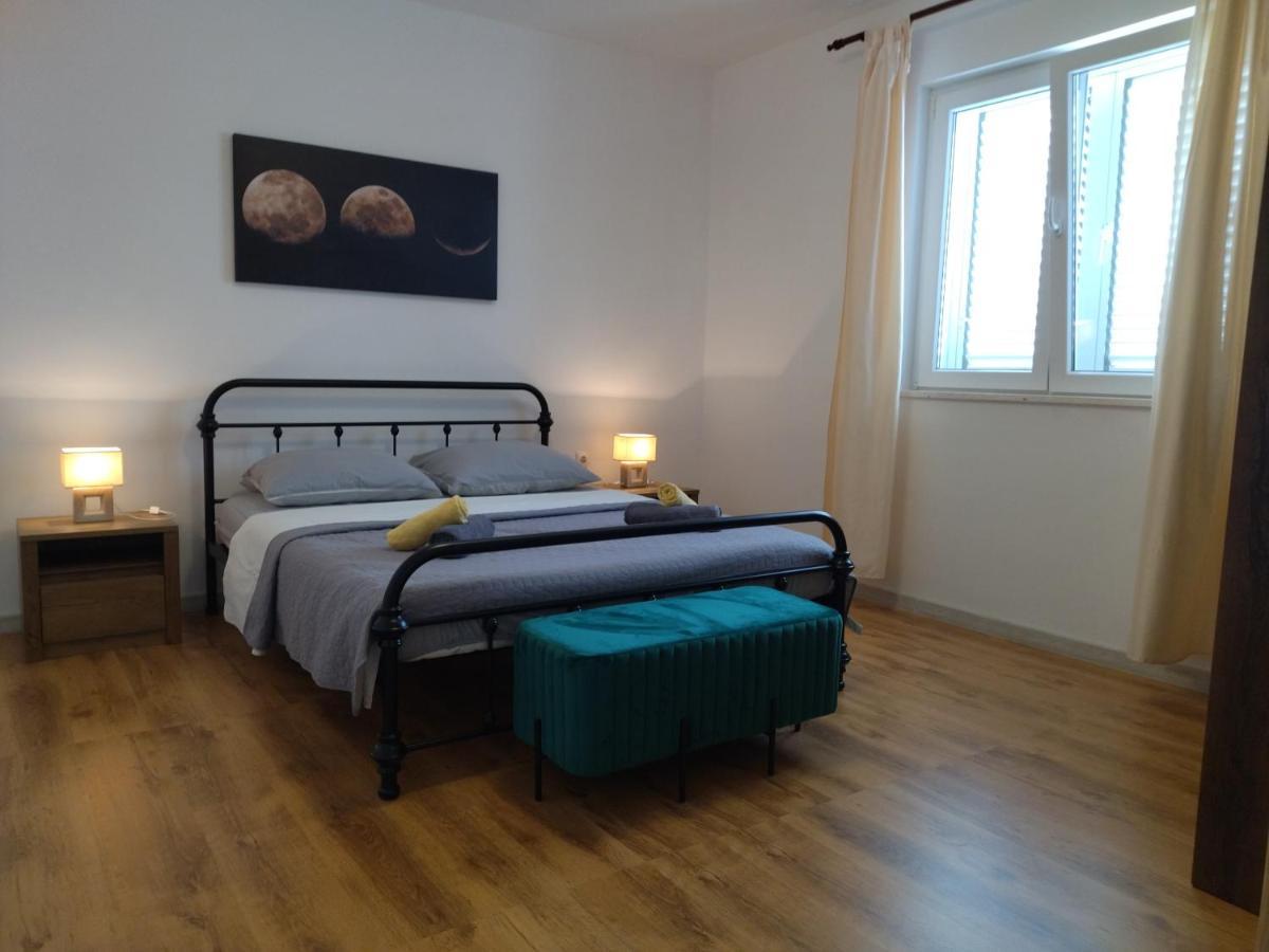 Apartmani Daniela Murter Eksteriør billede