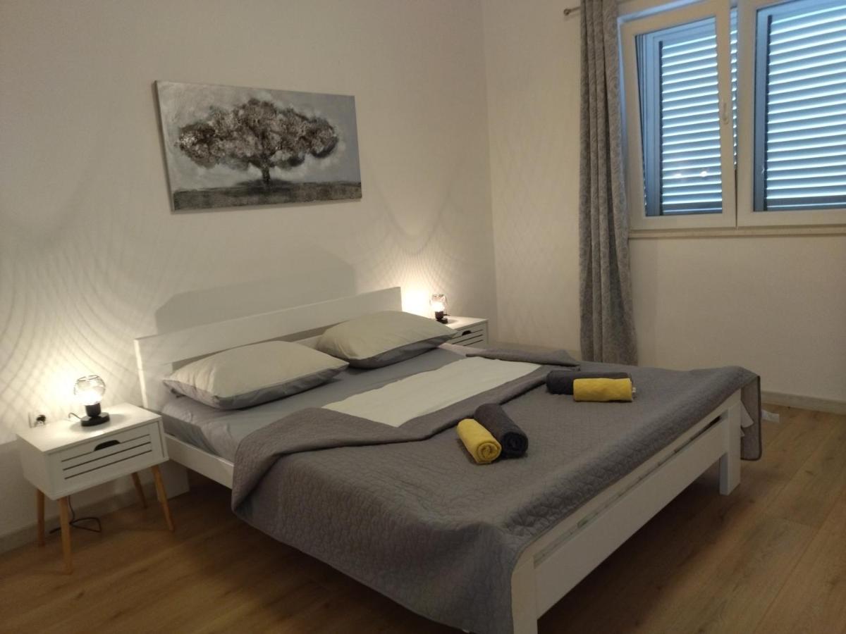 Apartmani Daniela Murter Eksteriør billede