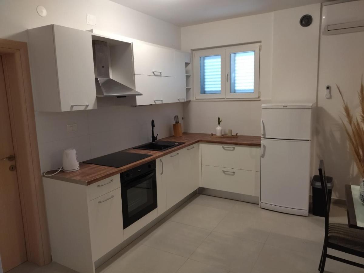 Apartmani Daniela Murter Eksteriør billede
